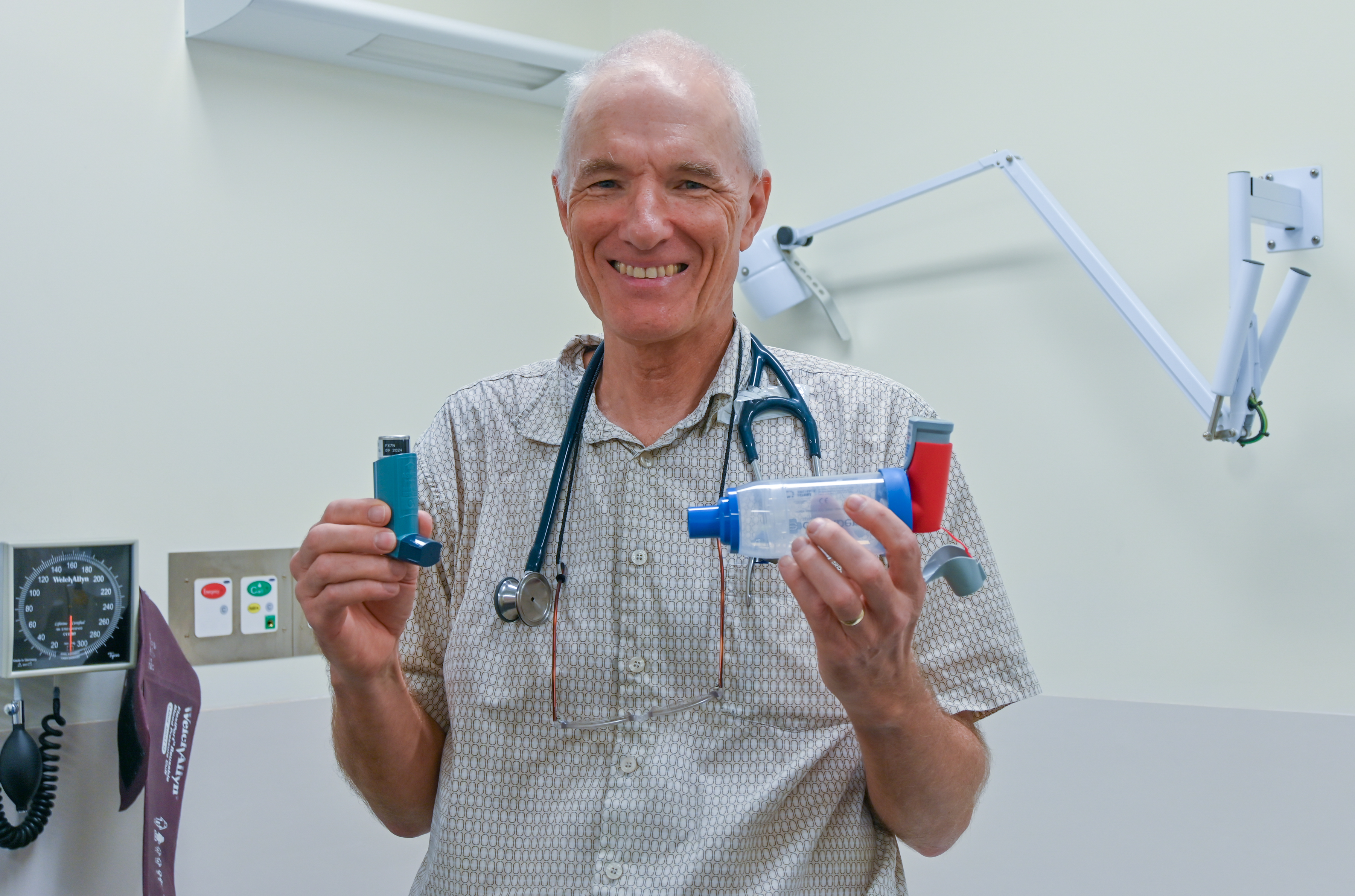 Respiratory physician Dr Phil Masel strongly recommends asthma sufferers use both a reliever and a preventer to manage asthma symptoms. 